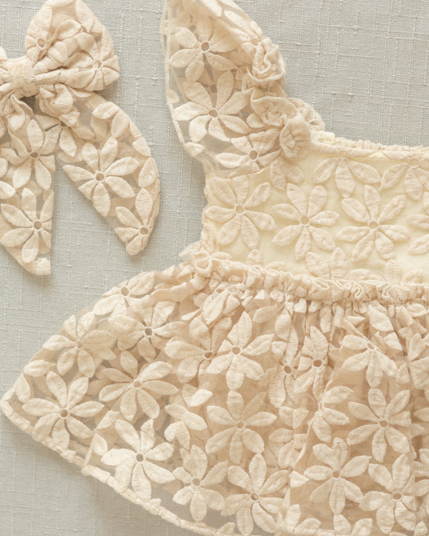 Embroidered Daisy Everly Bow